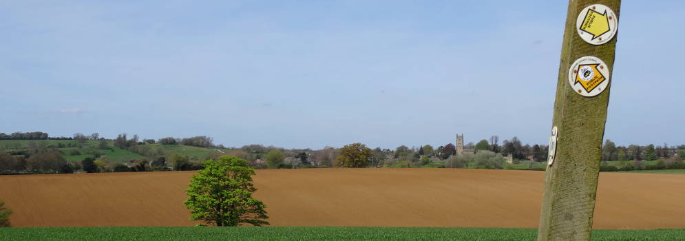 Wandelen bij het dorp Broad Campden in de Cotswolds, Engeland