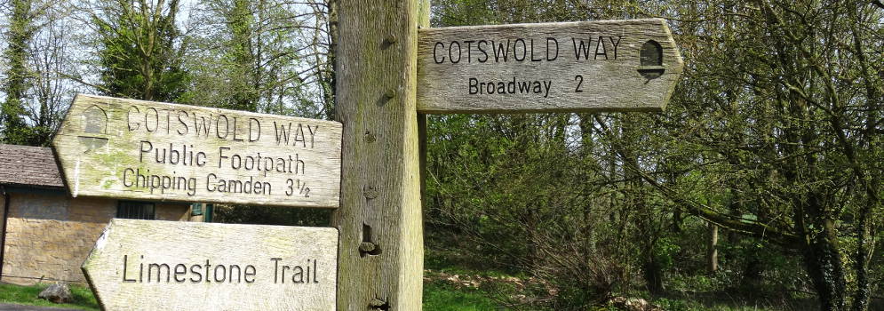 Wegwijzers voor wandelaars bij Broadway Tower in de Cotswolds, Engeland