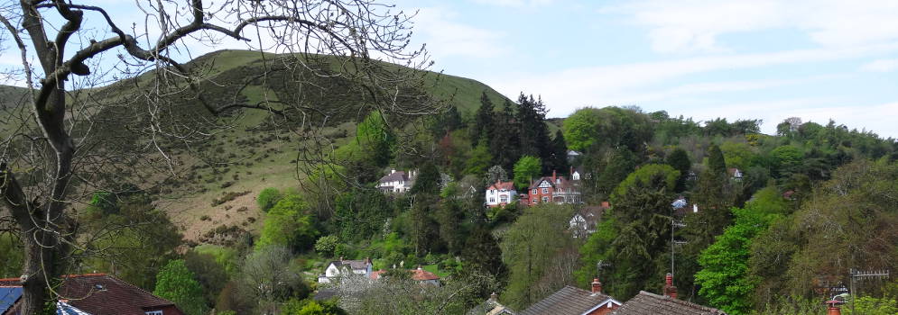 Het dorp Church Stretton in heuvels van West Engeland