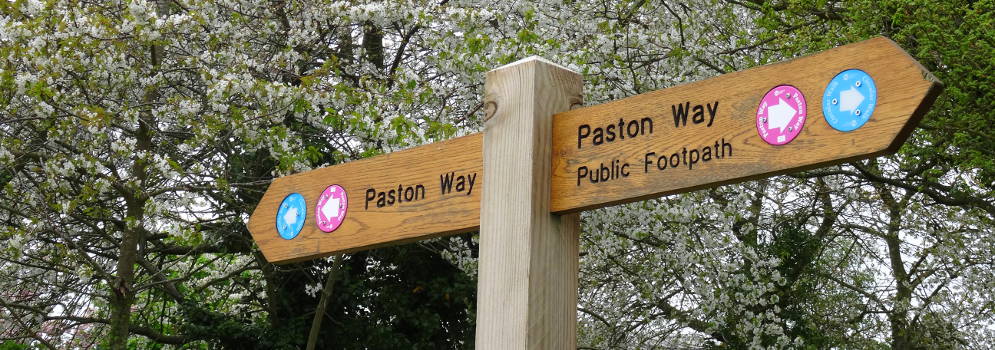 Wegwijzers voor wandelaars van de Paston Way in Norfolk, Engeland