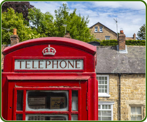 Rode telefooncel in het stadje Pickering in Yorkshire, Engeland