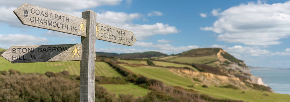 Wandelpad en bordje bij de Golden Cap in Dorset